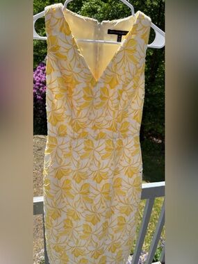 White House Black Market Yellow Floral Lace Overlay Sleeveless Dress Sz 00